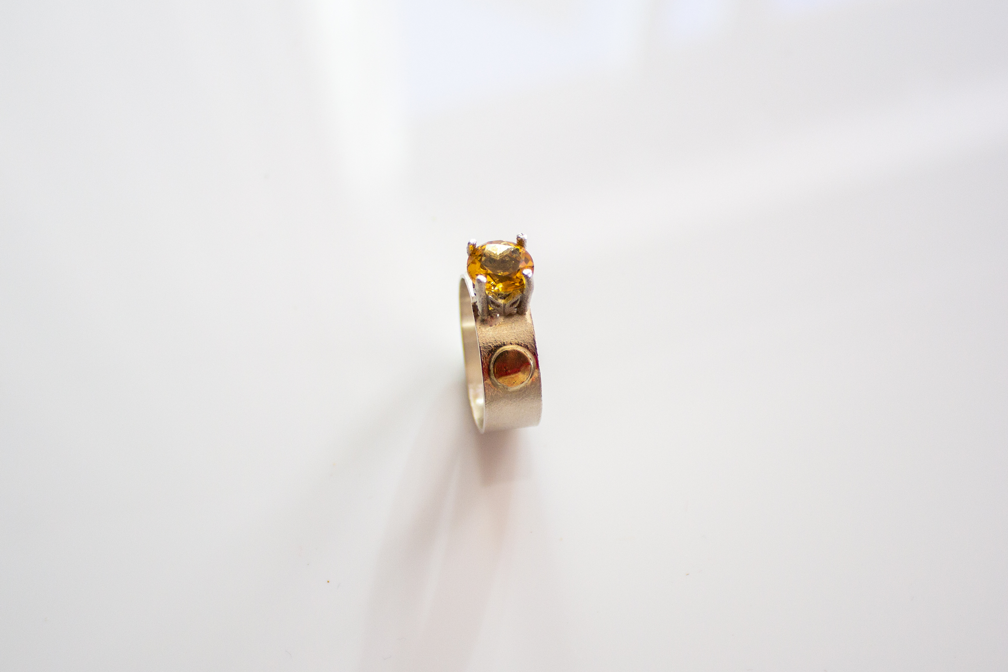 ring citrine with gold dots